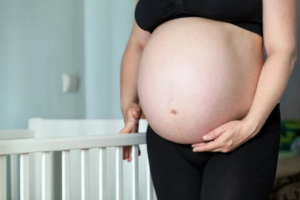 Vue Rapprochée Femme Enceinte Gros Ventre Côté Lit Bébé Blanc — Photo