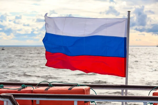 Russische Flagge Weht Auf Dem Deck Eines Schiffes Vor Dem — Stockfoto