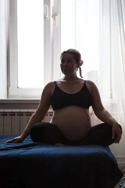 Gravid Vit Vuxen Kvinna Njuter Tystnad Medan Hon Sitter Sitt — Stockfoto