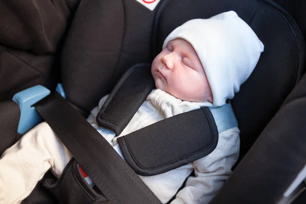 Νεογέννητο Μωρό Κοιμάται Μέσα Στο Κάθισμα Ασφαλείας Του Αυτοκινήτου Κοντινό — Φωτογραφία Αρχείου