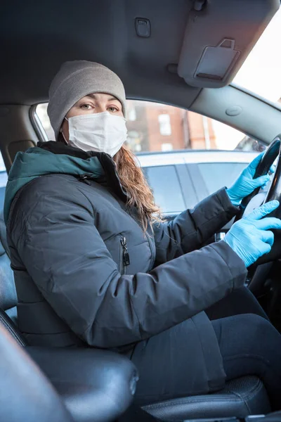 Mujer Adulta Conduciendo Trabajo Usando Mascarilla Facial Guantes Azules Quirúrgicos — Foto de Stock