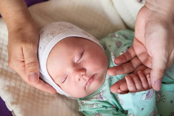 Vista Cerca Cara Bebé Caucásico Dormir Con Los Brazos Madre — Foto de Stock