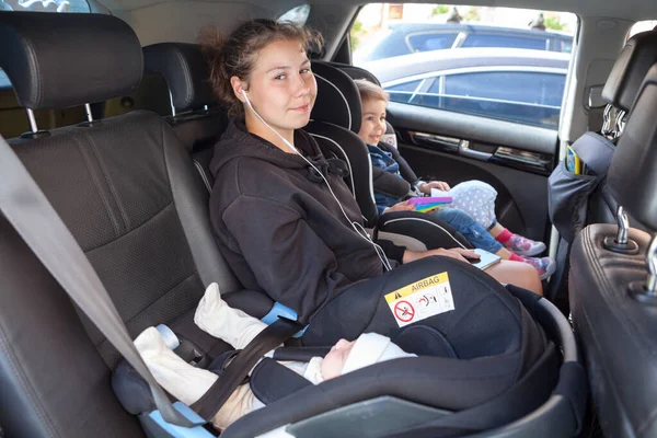 Trois Enfants Âges Différents Assis Dans Voiture Adolescente Située Entre — Photo