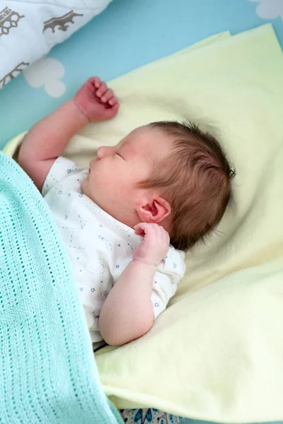 Симпатичный Новорожденный Ребенок Руками Боксер Своих Снах Спящий Белый Ребенок — стоковое фото