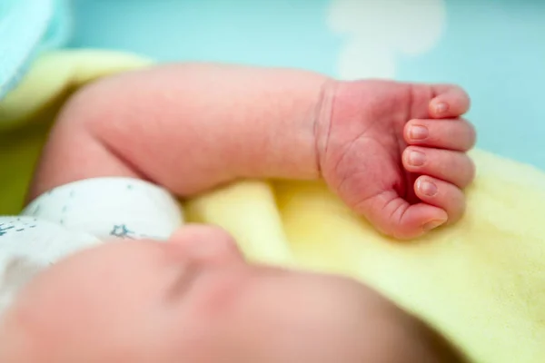 Mão Pequena Com Dedos Bebê Recém Nascido Caucasiano Vista Perto — Fotografia de Stock