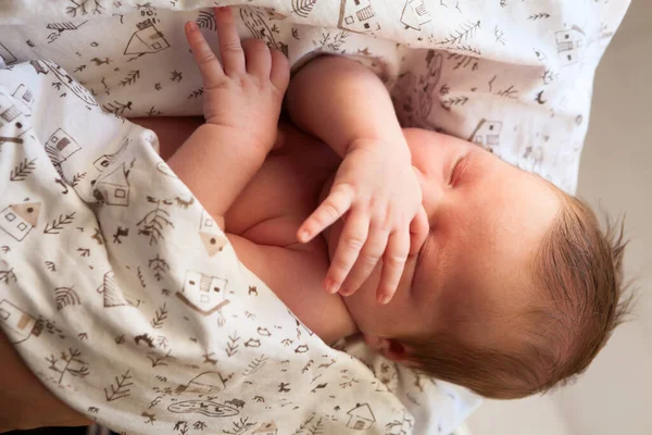 Νεογέννητο Καυκάσιο Μωρό Καλυμμένο Χέρια Κοιμάται Κουβέρτα — Φωτογραφία Αρχείου
