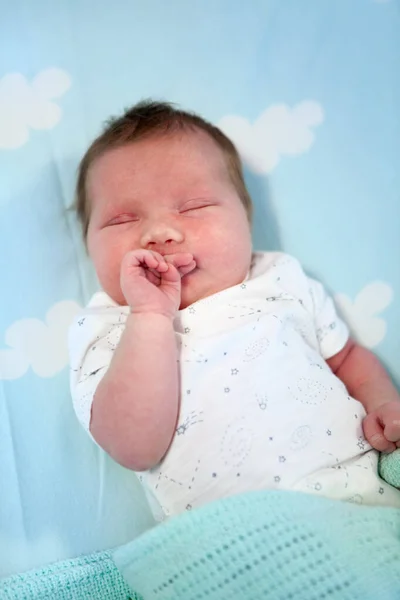 Bebê Recém Nascido Bonito Tocando Sua Boca Com Mão Pequena — Fotografia de Stock