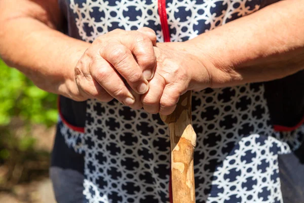 木製の杖を持つシニア女性の手 クローズアップビュー — ストック写真