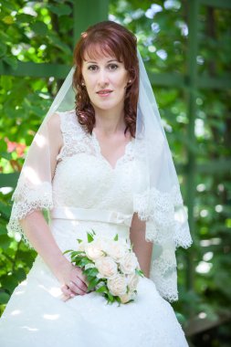 Bankta oturan kadın