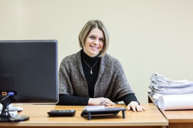 Gülümseyen mutlu Sekreter