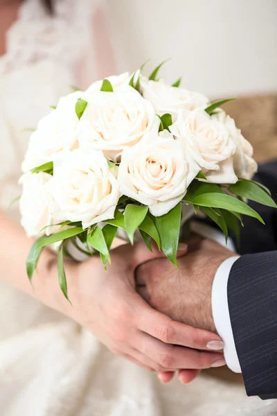 Evlilik çift ellerde — Stok fotoğraf