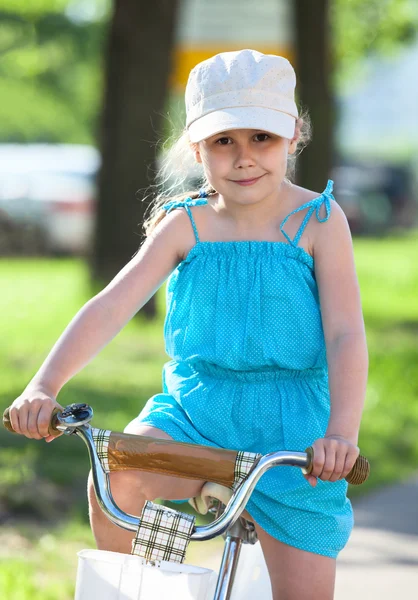 Bicicleta de equitação menina bonita — Fotografia de Stock