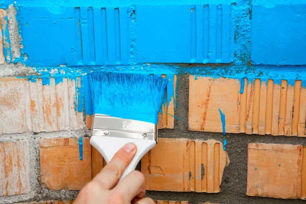 Kwast op bakstenen muur — Stockfoto