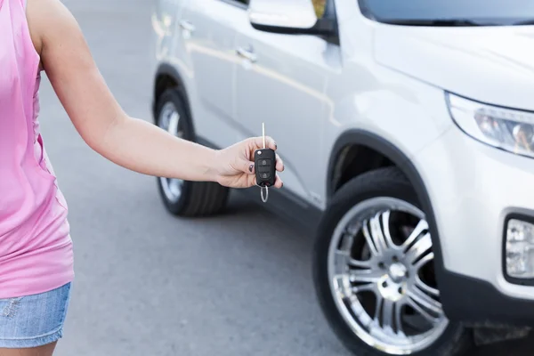 Donna che mostra la chiave dell'auto — Foto Stock