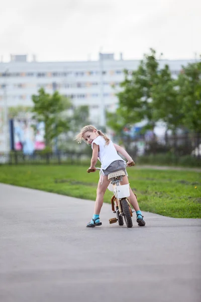 Meisje rijden fiets — Stockfoto