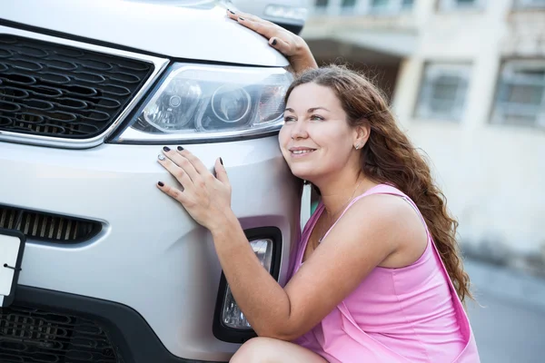 Mädchen umarmt Fahrzeug — Stockfoto