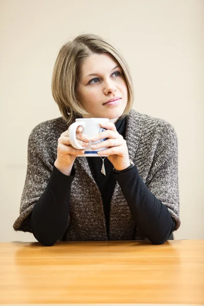 Tankeväckande yong kvinna dricker kaffe — Stockfoto