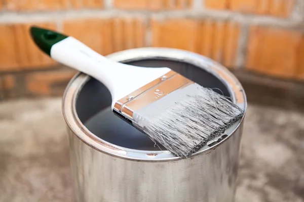 Paint brush laying on can — Stock Photo, Image