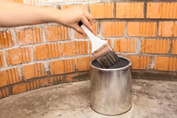 Escova de pintura clara deeping em lata — Fotografia de Stock