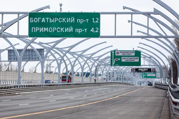 Vehículos en la autopista de peaje. La ruta a Escandinavia — Foto de Stock