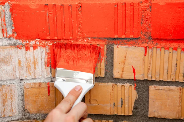 Cepillo de pintura en pared de ladrillo —  Fotos de Stock