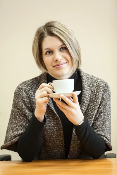 Femme, boire du café à la table — Photo