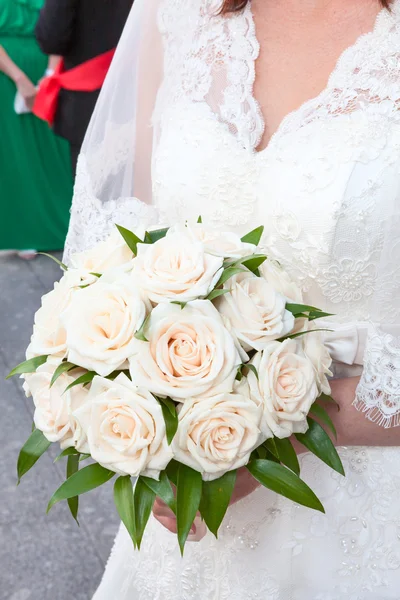Rosas, nas mãos de noiva do casamento — Fotografia de Stock