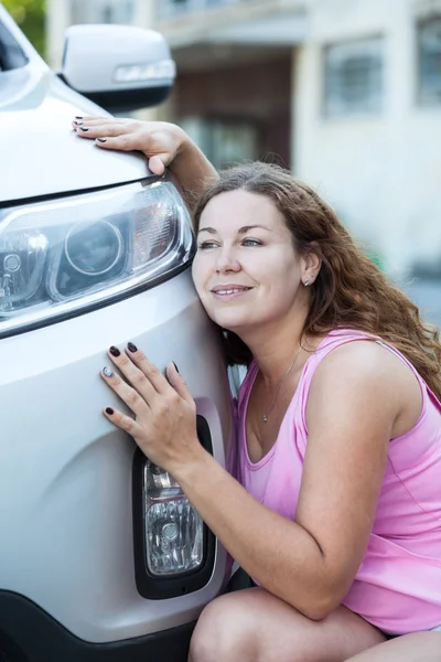 Giovane donna caucasica che adora la sua auto — Foto Stock