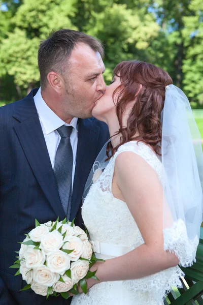 Kissing wedding couple — Stock Photo, Image