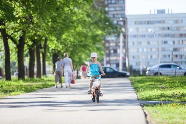 Flicka ridning cykel i parken vid sommardag — Stockfoto