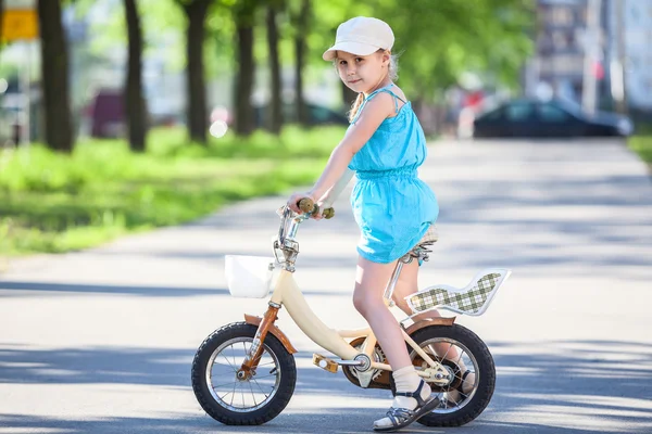 Flicka ridning cykel i park — Stockfoto