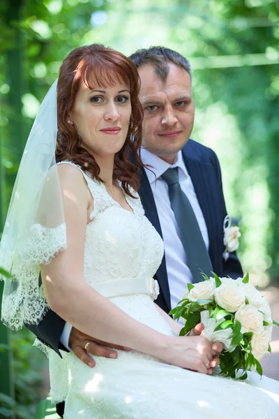 Sposo abbracciare sposa — Foto Stock