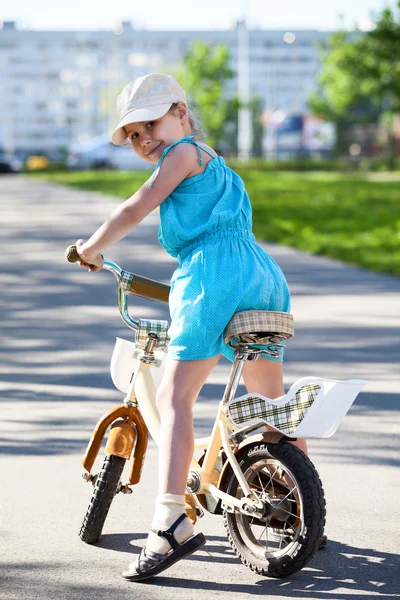 Mädchen auf Fahrrad, Umkehr — Stockfoto