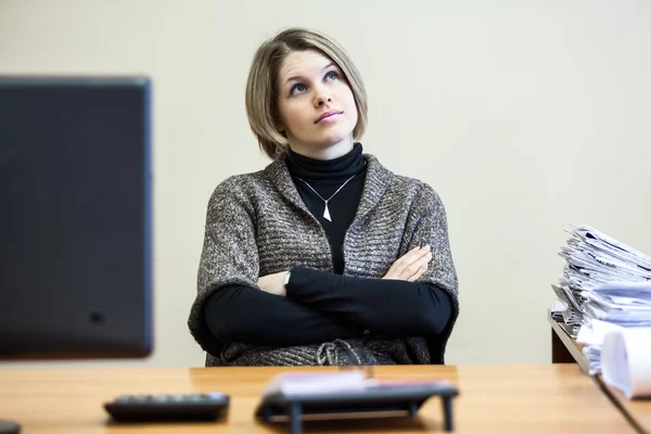 Vrouw secretaris zitten aan tafel — Stockfoto