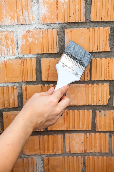 Beginnen te schilderen bakstenen muur — Stockfoto