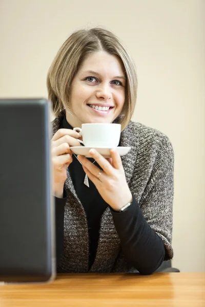 Woman holding coffee mug in hands — Stock Photo, Image
