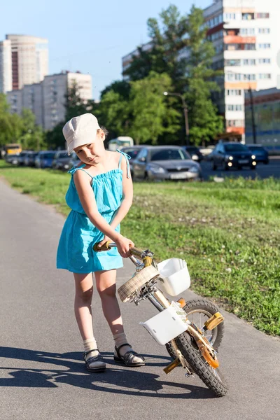 Young girl holding her bicycle — Stock Photo, Image