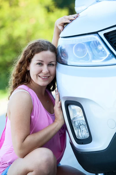 Frau sitzt in der Nähe ihres neuen Fahrzeugs — Stockfoto