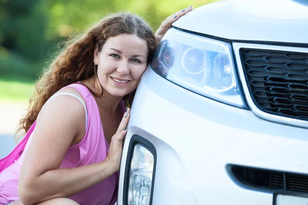 Wang tegen naar de bumper van de auto — Stockfoto