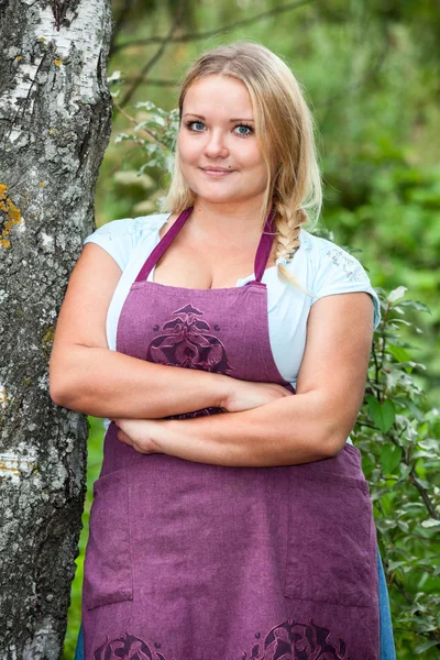 Lachende vrouw in schort — Stockfoto