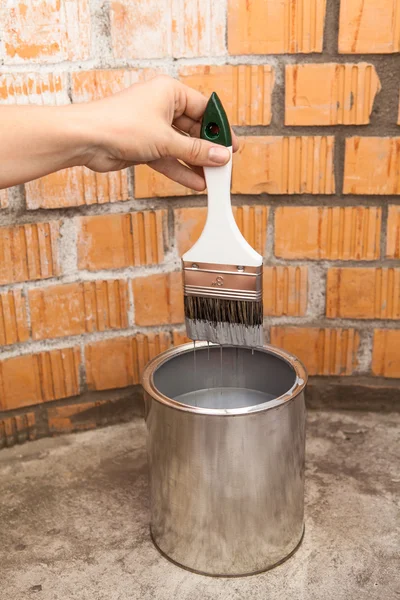 Menschliche Hand Deepint Malerei Pinsel in Farbe können — Stockfoto