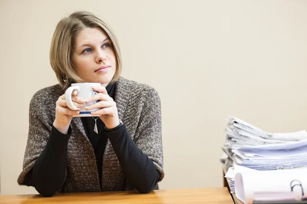 Mujer bebiendo café — Foto de Stock