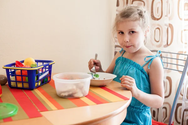 Young child eating — Stock Photo, Image