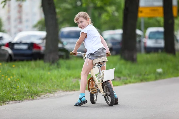 jeune fille à bicyclette