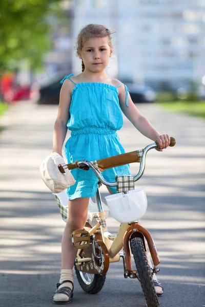 Girl standing with bicycle — Stock Photo, Image