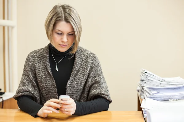 Jonge vrouw typen van tekst — Stockfoto