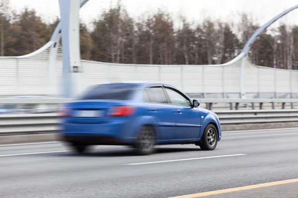 Blured carro andando na estrada — Fotografia de Stock