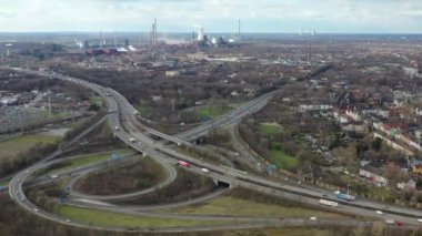 Çatallı yüksek hızlı araba trafiği için otoyol