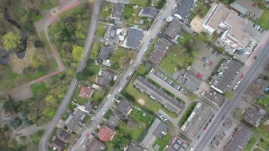 Şehrin üzerinde uçuş. Kuş gözü.