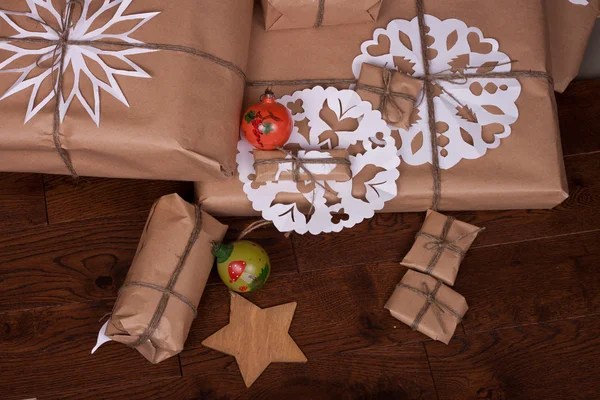 Presente de Natal e decorações em fundo de madeira — Fotografia de Stock